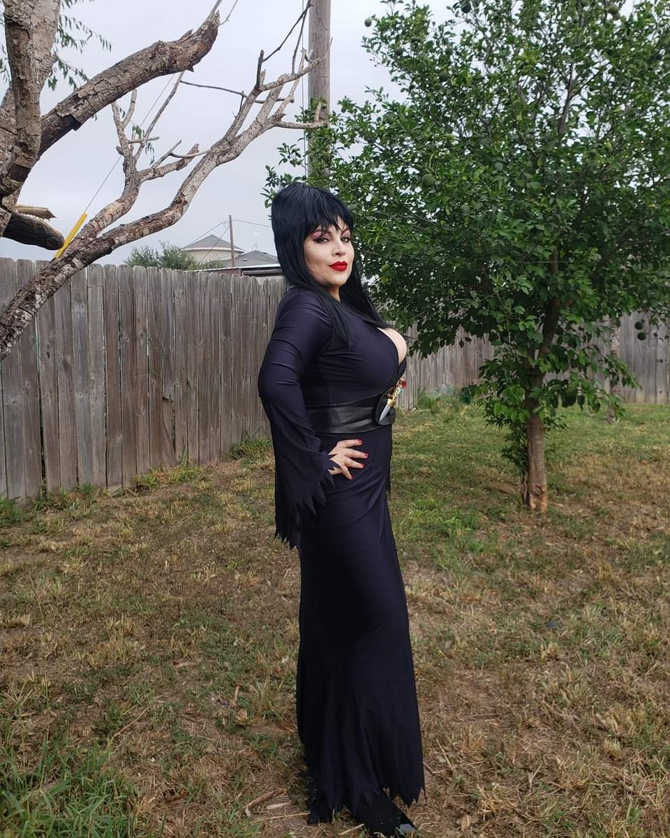 savydls79's tweet photo. Letting my @TheRealElvira side come out. #mistressofdarkness https://t.co/ik5OuwzCug