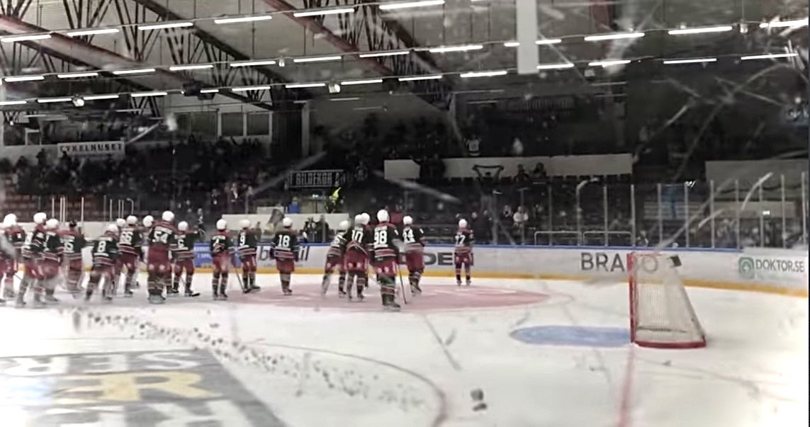 TomTarnstrom's tweet photo. Stort tack till alla supportrar som tog sig till Vilunda ikväll. Magiskt tryck och 3 nya in på kontot! 🐗🏒🍻 #VildaVäsby #Hockeyettan https://t.co/ynIW5DGmHT