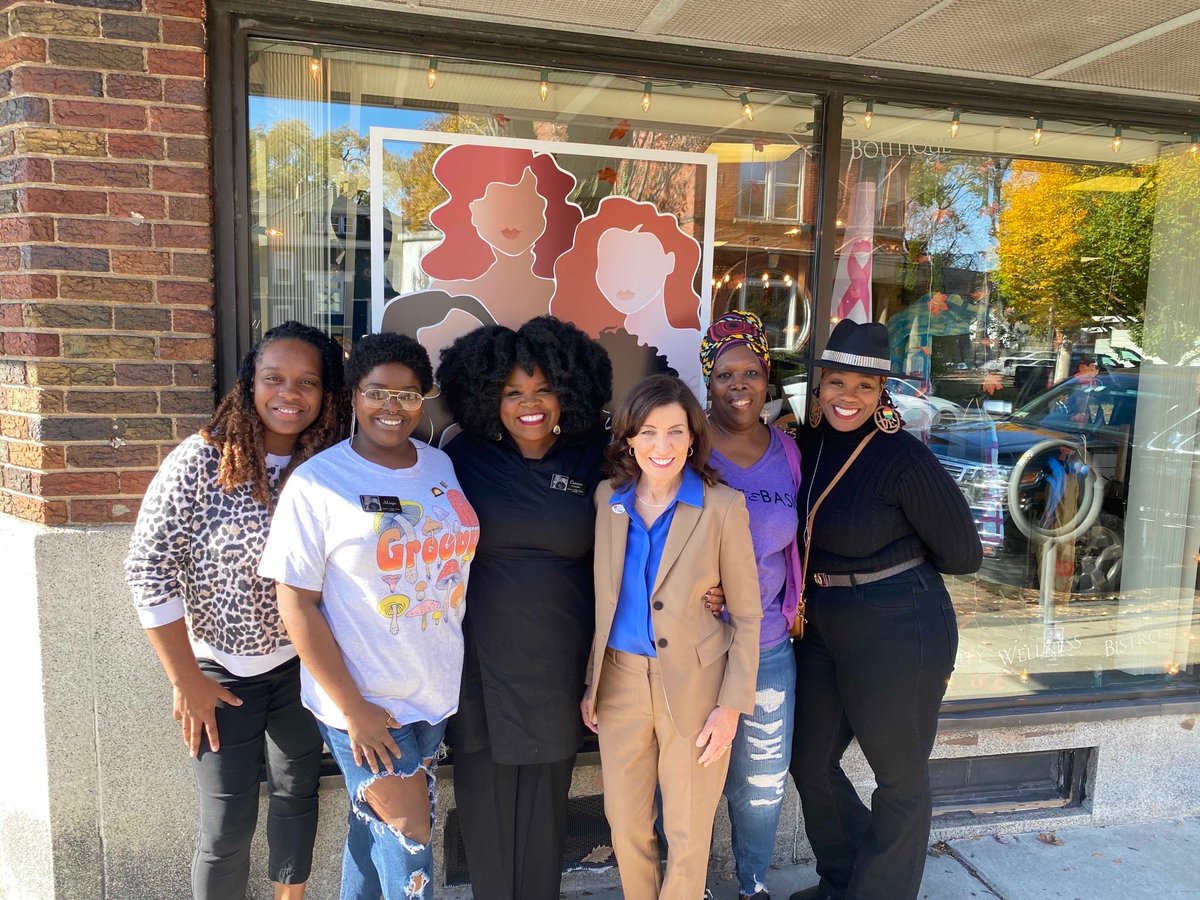 KathyHochul's tweet photo. Great to be out in Rochester meeting with New Yorkers and reminding them that early voting starts today! https://t.co/PuviJEdo48