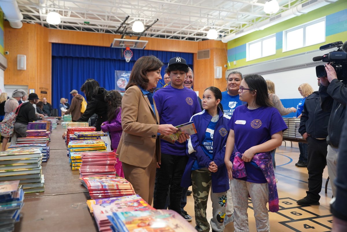 KathyHochul's tweet photo. Great to be out in Rochester meeting with New Yorkers and reminding them that early voting starts today! https://t.co/PuviJEdo48
