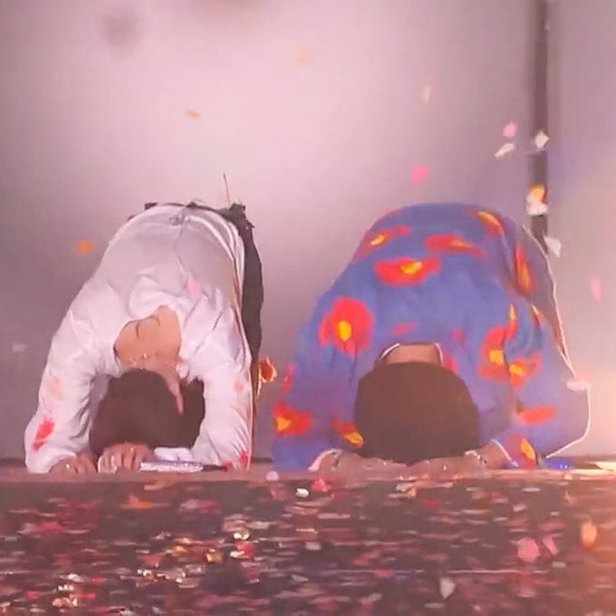 alwaysborahae's tweet photo. They're honored us by bowing to us in Las Vegas.  
Don't you want to honor them by voting?
I'm voting for #PermissionToDance  as #TheConcertTour of the year at the 2022 #PCAs https://t.co/3UruUpSED1