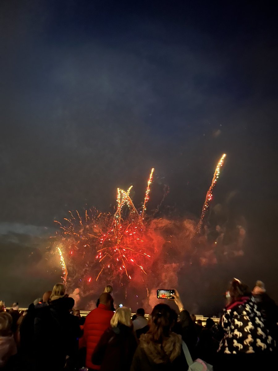 SianFlisher's tweet photo. Charity Fireworks Display at Ascot Racecourse https://t.co/rYhl0xoZVQ