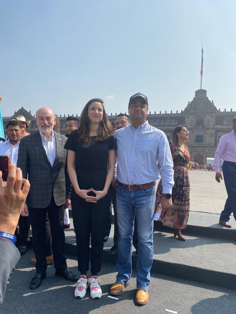 FPerezMeza's tweet photo. En la inauguración de la ofrenda monumental, conversé con la Subsecretaria de Cultura de México y con el Dir. De Culturas Populares para poner a Durango nuevamente en el mapa cultural https://t.co/toxnBxBQIh