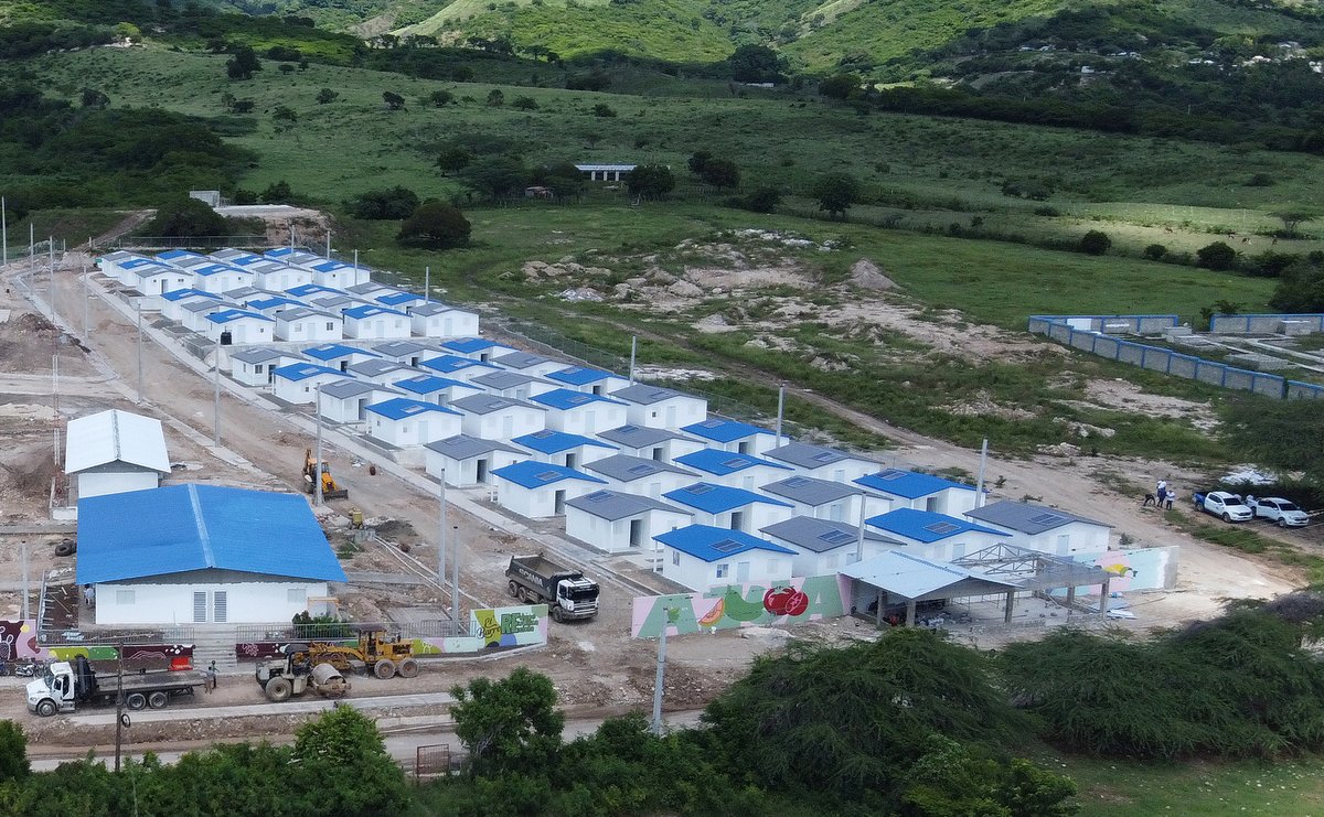 Hoy presentamos en Azua un innovador proyecto que con mucha dedicación hemos trabajado para cambiar la vida de miles de dominicanos en todo el país. #EcoHábitat, un concepto de construcción y arquitectura bioclimática que se desarrolla por primera vez en RD. #AzuaEstáCambiando