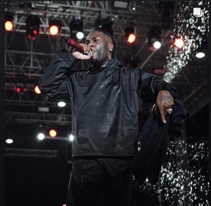 Derick_Wainaina's tweet photo. It showered blessing as Burna blessed the scene 🎼🎶....
@burnaboy https://t.co/IevPmHd4dk