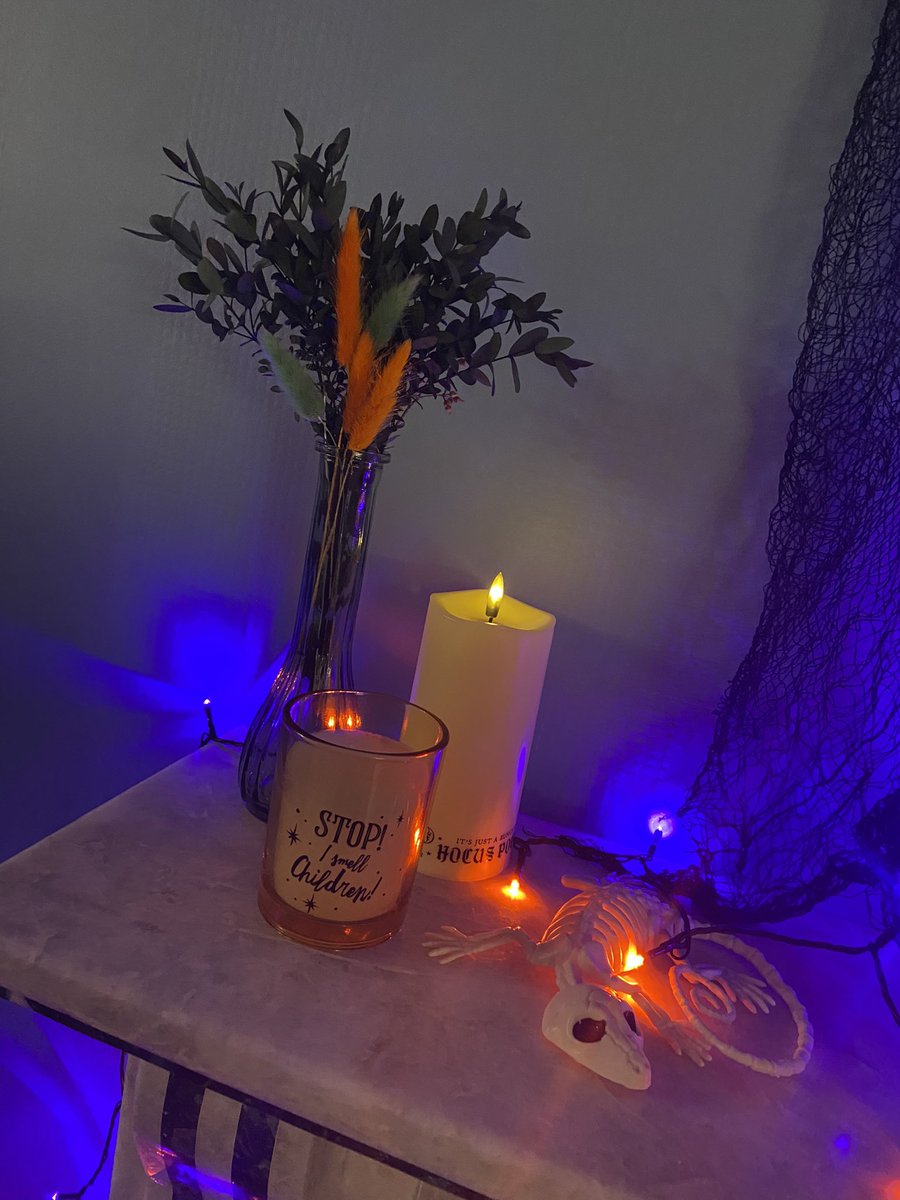 CglenEnglish's tweet photo. Oh no! Somebody lit the black flamed candle! #itsalljustabunchofhocuspocus https://t.co/ukGflw0h57