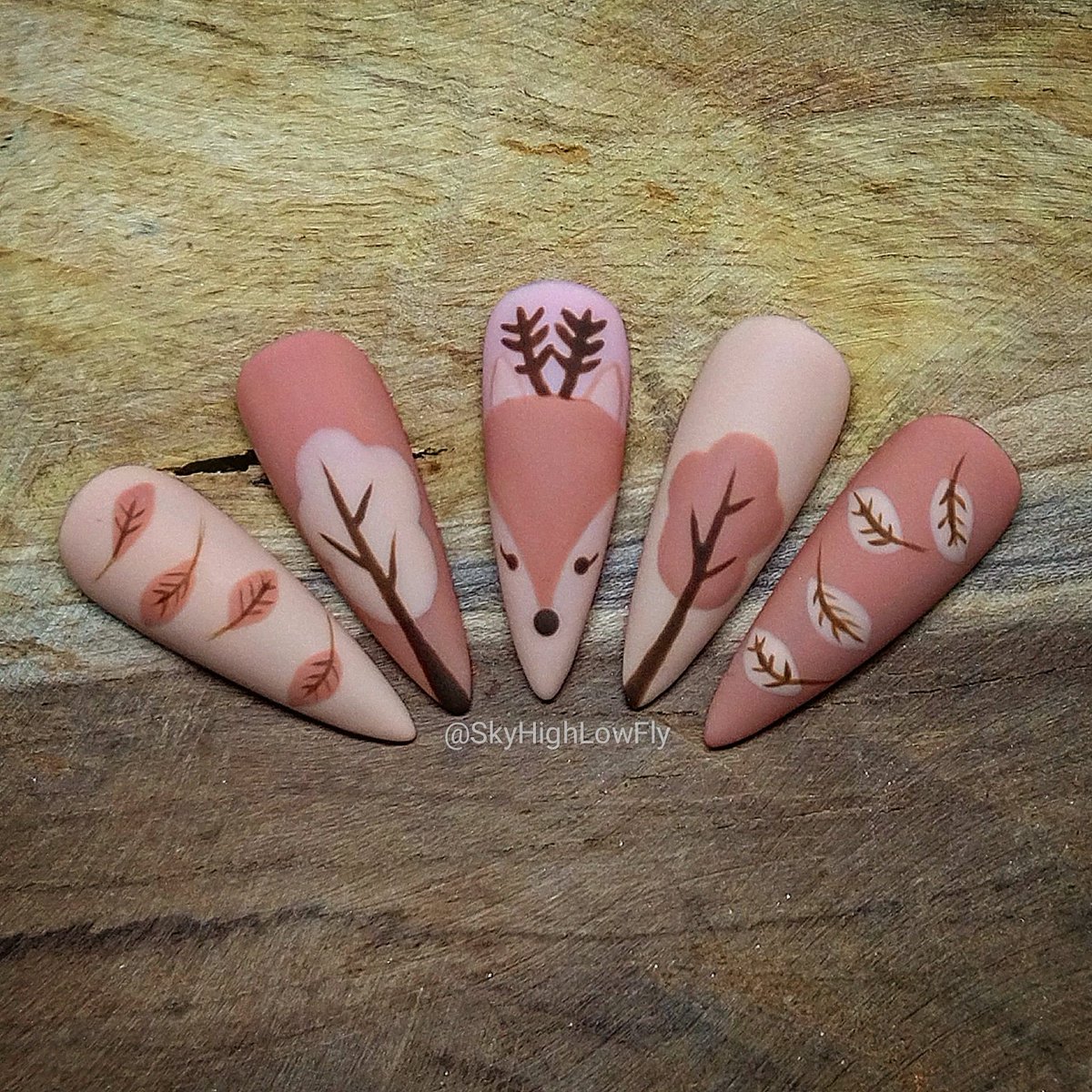 SkyHighLowFly's tweet image. I made dis 🤗 #handpainted #nailart #nails #autumn #nagels #pressonnails #nailinspiration