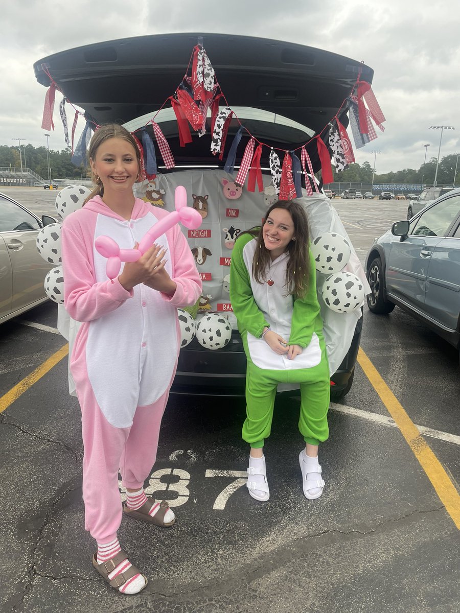 MrsRayEducation's tweet photo. Come join us for the Class of 2024 Trunk or Treat event at KHS..it’s starting right now!! @HumbleISD_KHS https://t.co/hl4JUKqeet
