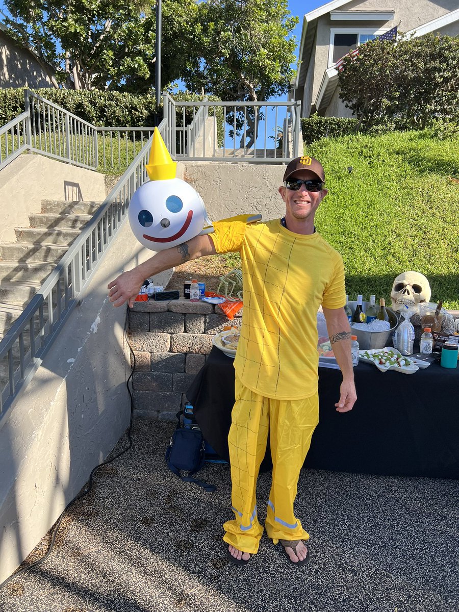 CraftyCreative's tweet image. My neighbor as the @Padres foul pole 😂