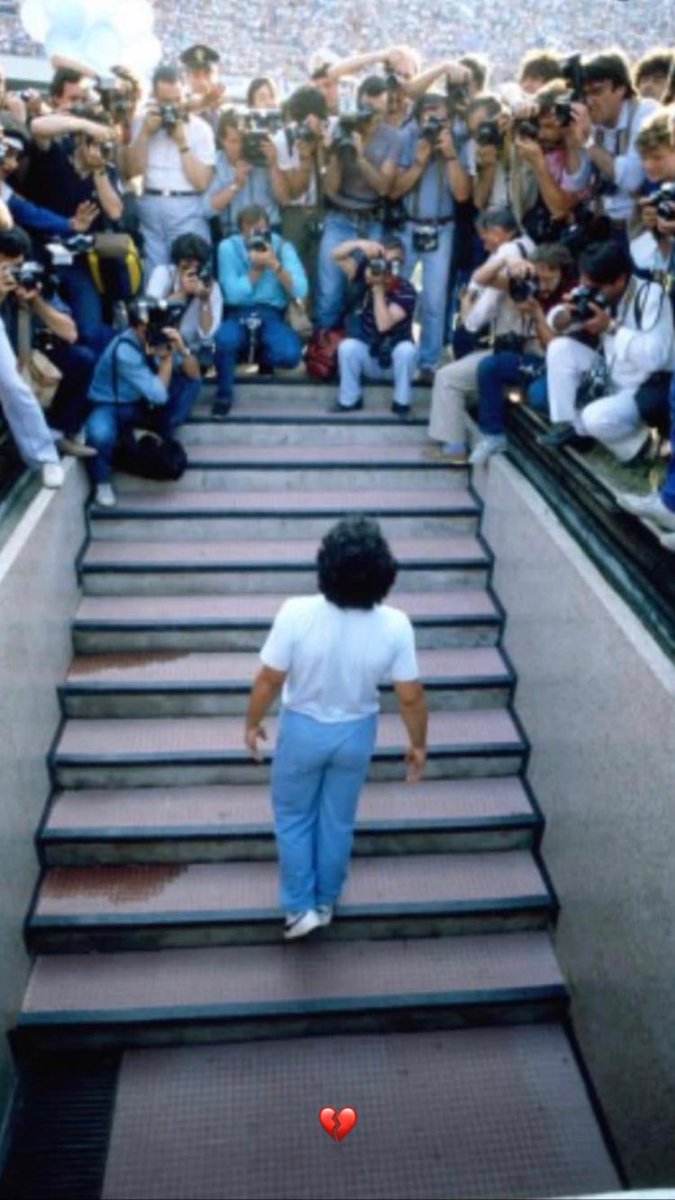 E vola via colpendo al cuore la luna
Chi impazzì dietro a te, non tornò mai più.( Banco)
#felizaniversario 
#D10SETERNO
#AD10S