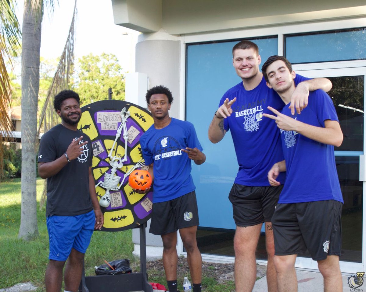 TwoTwelveSports's tweet photo. Yesterday our team volunteered at the Core SRQ with Trunk for Treats again. We had lots of fun helping give back to the community together. 🎃

#happyhalloween #bethesteam https://t.co/ZkqsMeyvN8