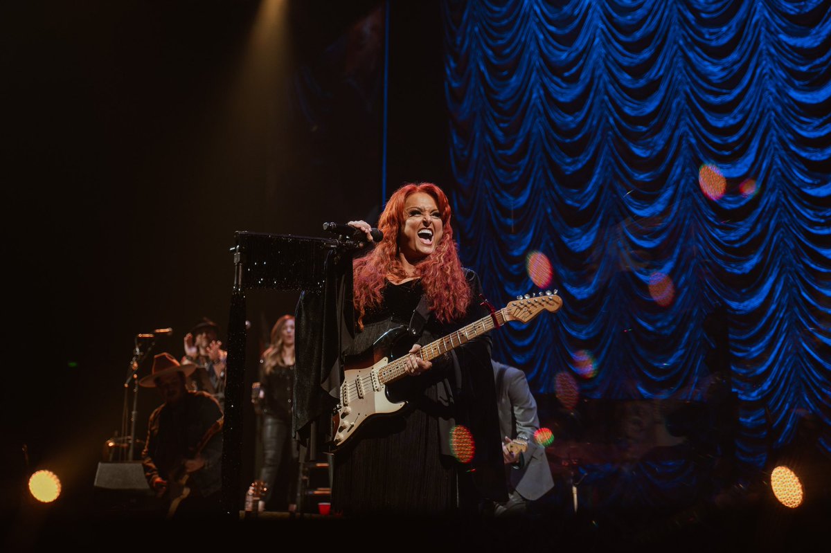 juddsofficial's tweet photo. ✨NASHVILLE✨
Moments from last night’s unforgettable sold out show at Bridgestone Arena with @Wynonna, @trishayearwood, @martinamcbride, and @brandicarlile!

📷: Hayley Gjertsen https://t.co/lEtbxwR297