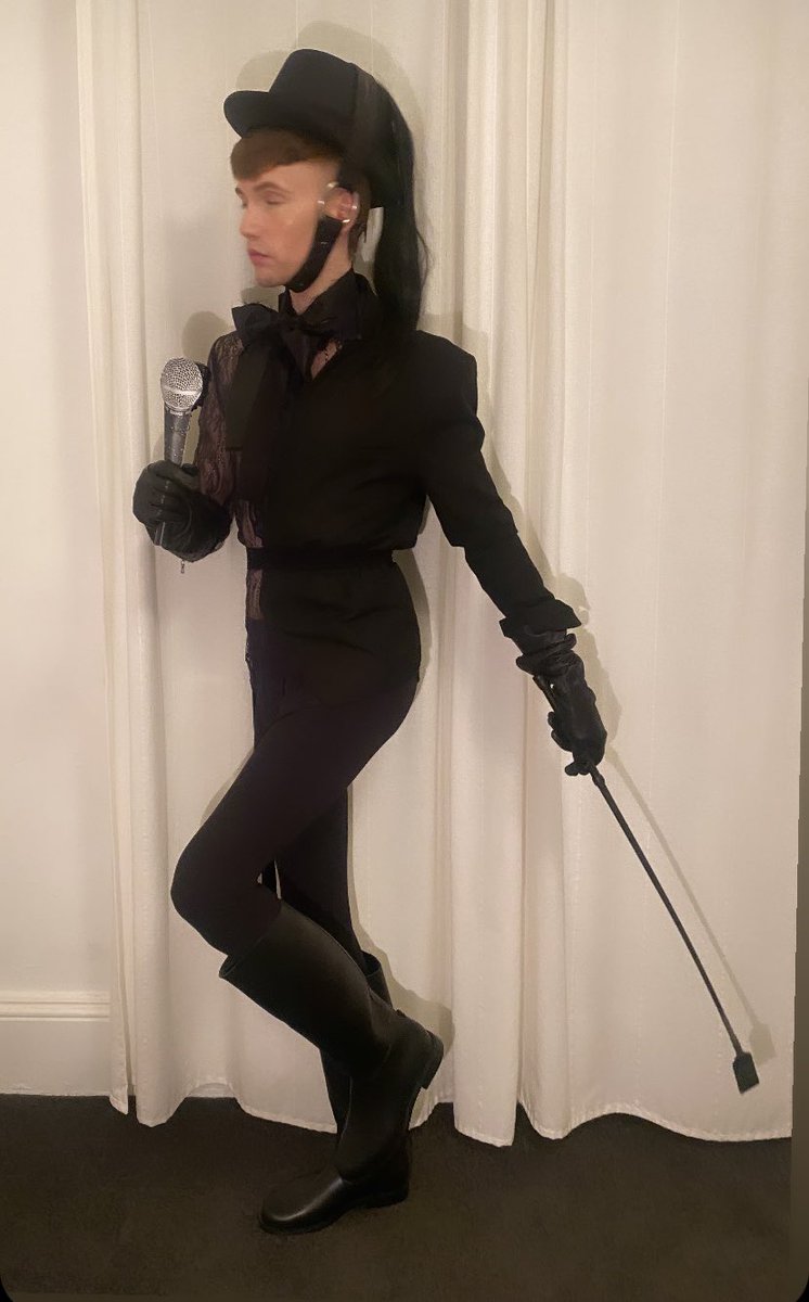 I'm gonna tell you about love. 
Let's forget your life. 
Forget your problems. Administration, bills and loans. Come with me.