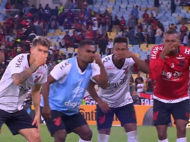 o mundo não gira, ele capota. 

zoaram o Gabigol após uma >classificação< na Copa do Brasil. 

hoje o mesmo Gabigol decide uma FINAL DE LIBERTADORES em cima deles. 

kkkkkkkkkkkkkkkkkkkkkk