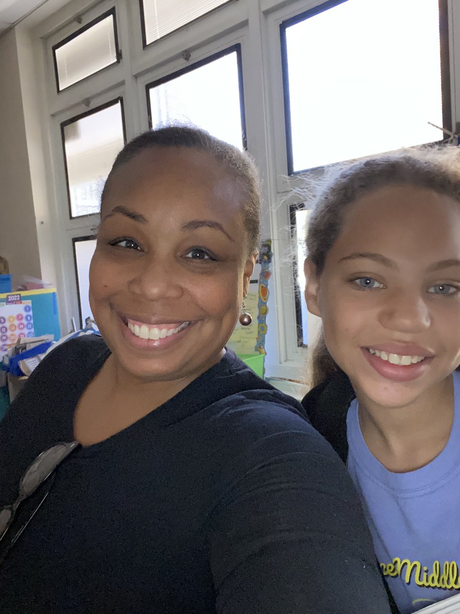 leenbright's tweet photo. 8th grade readers and Bright bunch alumni sightings! 💙💛 https://t.co/ciY1AvPd4t