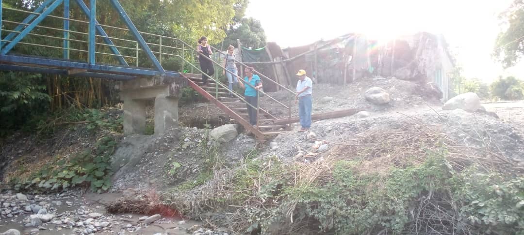 JosAngelCalder5's tweet photo. Viernes amarillo 28 de oct.2022 Recorrido por el sector miquirebo del municipio sucre del estado Yaracuy se observa el peligro en que se encuentra la pasarela que comunica al liceo Mercedes Cordido con nuestra guama. Pedimos a las autoridades competente solucion a la misma. 
PJS https://t.co/y9MuU0EFHx