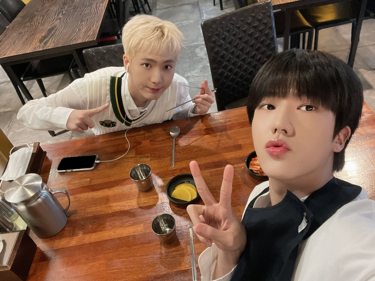 OmegaXgallery's tweet photo. #KEVIN #케빈 #JUNGHOON #정훈
#OMEGA_X #오메가엑스
@OmegaX_official @OmegaX_members https://t.co/am5JuBdUu5