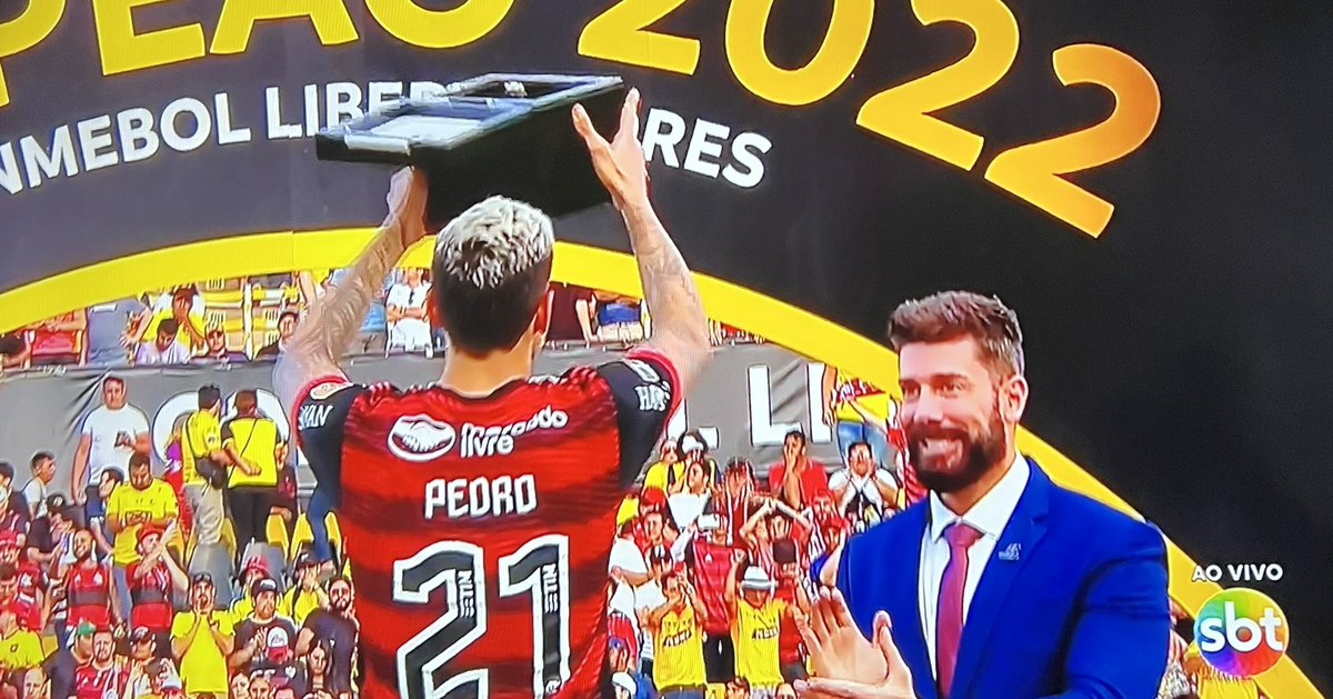 futebol_info's tweet photo. Pedro ganha o anel de melhor jogador da Libertadores da América.

📸 Reprodução/SBT https://t.co/Me3LFFXBVt