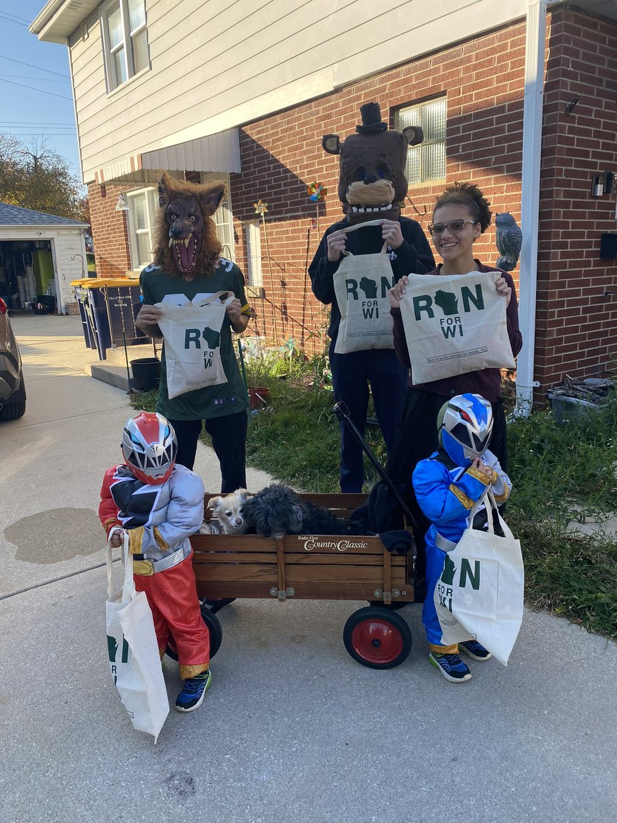 4thForRon's tweet photo. Trick-or-treaters this year will have a great place to put all of their candy as they march around the neighborhoods!

We ❤️ our swag bags! #TeamRonJon https://t.co/soxUb14oo1