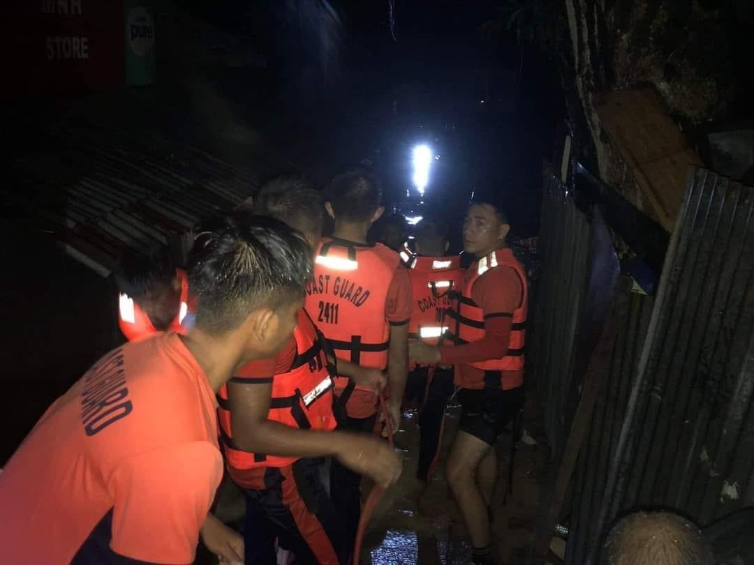 iamgoddes's tweet photo. Iniligtas ng Philippine Coast Guard rescuers ang mga batang na-trap dahil sa mabilis na pagtaas ng tubig sa Zamboanga City noong October 29.

Inalalayan din nila ang ilang lumilikas na residente gamit ang lubid na nagsisilbing gabay sa nagpapatuloy na operasyon. #PaengPH https://t.co/iu8uldHBo4