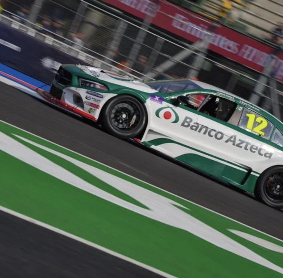 GomezPalacioPin's tweet photo. Increíble participación del auto de @BancoAzteca en la carrera de #FormulaGT. https://t.co/kf897j8QiY