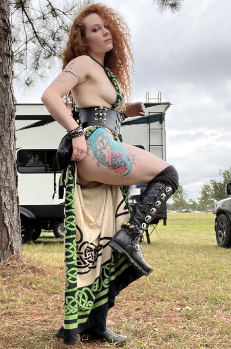 What&rsquo;s your favourite completely made up holiday? Mine is #sideboob Saturday 👀  #faire #redhead #tattoos<a href="/tag/redhead"class="tags"><span>#redhead</span></a><a href="/tag/tattoos"class="tags"><span>#tattoos</span></a><a href="/tag/sideboob"class="tags"><span>#sideboob</span></a><a href="/tag/faire"class="tags"><span>#faire</span></a>
