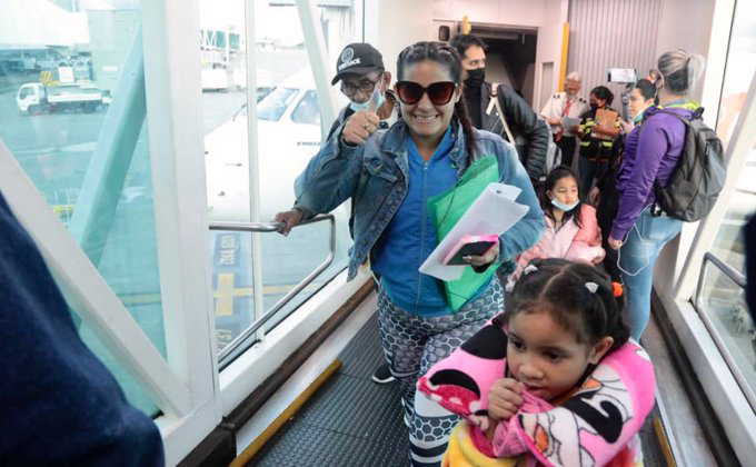 Primera vez en la Historia de la Humanidad que se ve a unos autoexiliados SONRIENDO cuando REGRESAN a vivir en una "Dictadura Genocida Comunista" de la que "huyeron"..Solo en Venezuela..Si hay algun caso de otro país, pago por verlo..