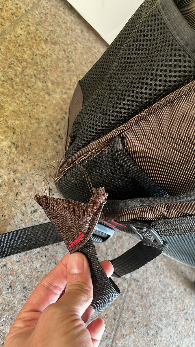 judaspelaez's tweet photo. @VivaAirCol es increíble encontrar mi equipaje de mano dañado en un vuelo nacional y cómo si nada pasara, no me ayudan a resolver. Que hacer @VivaAirCol ?? https://t.co/RqiADJ2fcJ