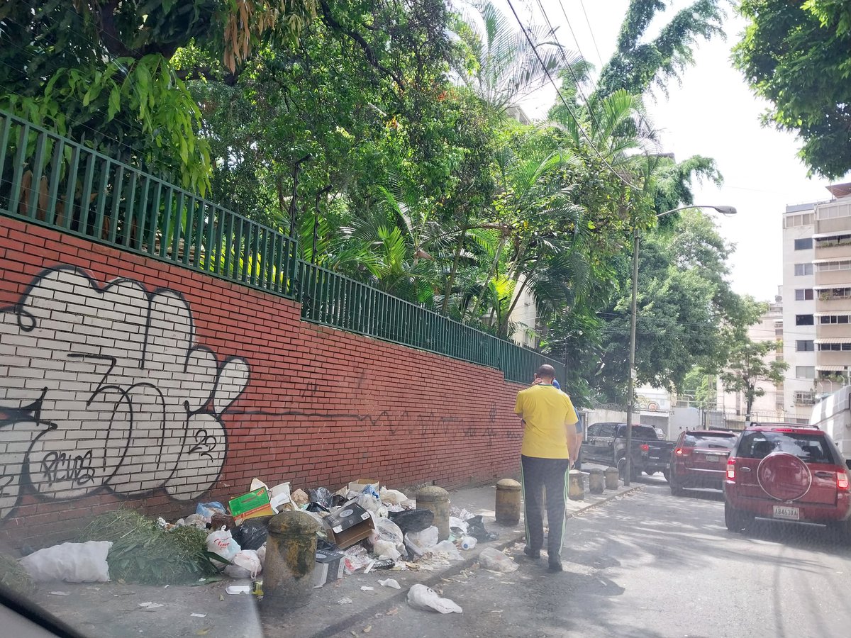 #URGENTE el cambio de compañía recolectora de #basura. <a href="/supraccs/">supracaracas</a> no mantiene ni días, ni horarios, ni ninguna planificación en <a href="/UrbLaFloridaCss/">UrbLaFlorida.CCS</a> . FOTO: Calle Garcia <a href="/gestionperfecta/">Carmen Meléndez</a>  <a href="/DirG_AlcaldiaCs/">Secretaría General para la Gestión de Gobierno</a> <a href="/ElRecreoCARACAS/">El Recreo CARACAS</a> <a href="/NotiCampina/">NotiCampiña</a>