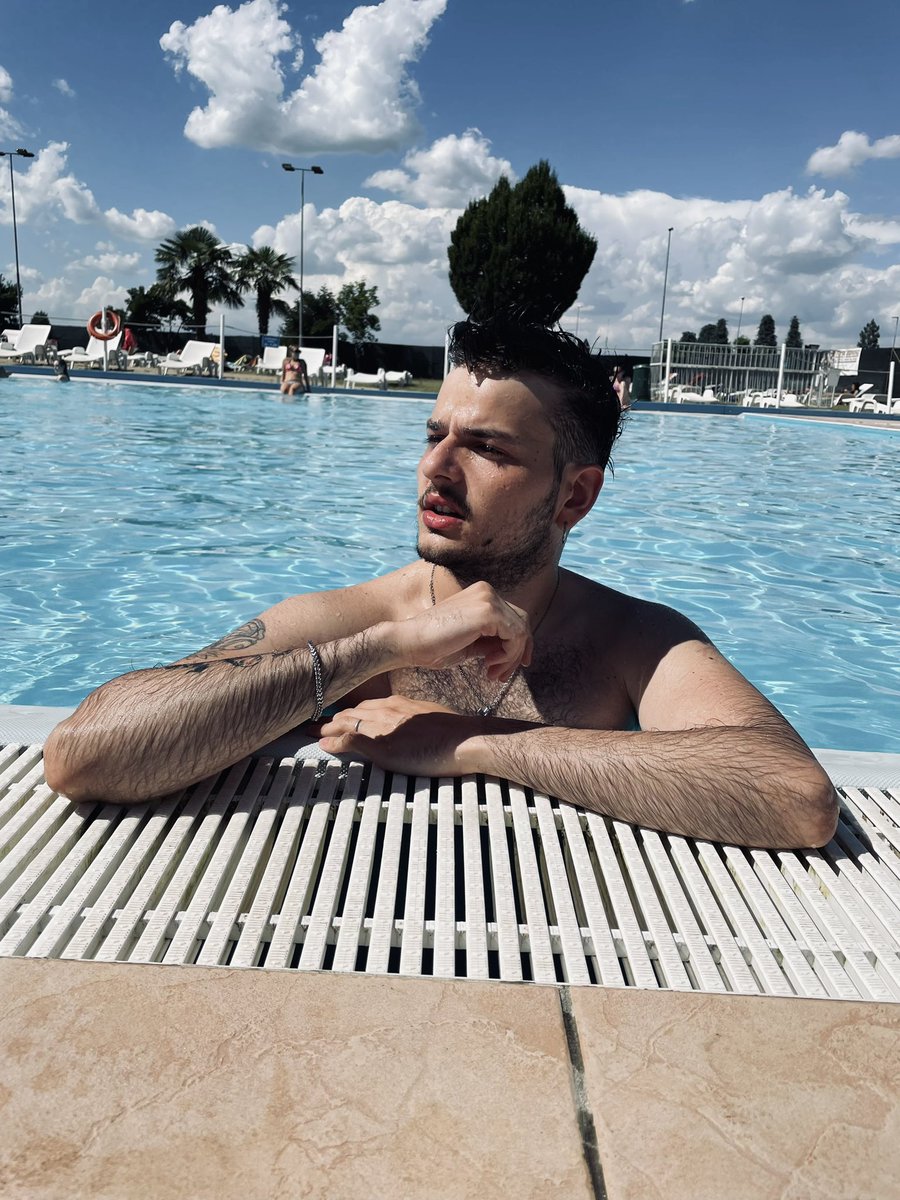 luca3697's tweet photo. Si intravede il cazzo che me ne frega🎉(Pt. 1)

#pool #PoolParty #gay #pride https://t.co/rImcR8t1wz