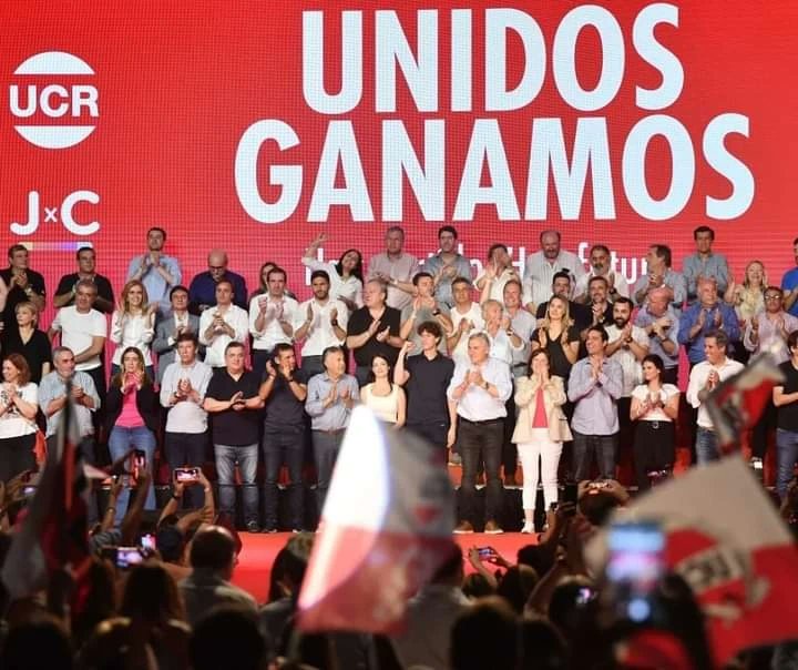 FerPerezQuilmes's tweet photo. #UNIDOSGANAMOS 🇵🇱🇦🇷
Celebramos el triunfo de #RaúlAlfonsín en el 83 y la vuelta de la democracia junto con miles de radicales de todo el país.
Queremos una coalición grande, potente y que quiera transformar el país. El radicalismo está fuerte y unido.
#DemocraciaParaSiempre https://t.co/jbnzqRgbd2