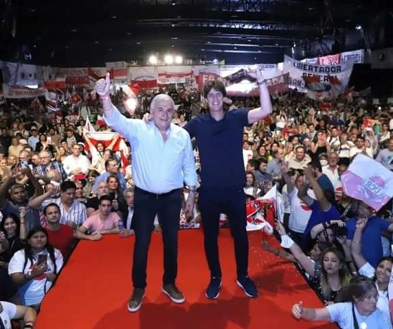 FerPerezQuilmes's tweet photo. #UNIDOSGANAMOS 🇵🇱🇦🇷
Celebramos el triunfo de #RaúlAlfonsín en el 83 y la vuelta de la democracia junto con miles de radicales de todo el país.
Queremos una coalición grande, potente y que quiera transformar el país. El radicalismo está fuerte y unido.
#DemocraciaParaSiempre https://t.co/jbnzqRgbd2