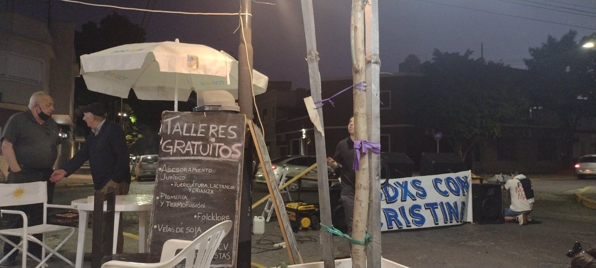 MarileNeumayer's tweet photo. Se va armando la fiesta en la UB #HectorTimerman
Cumbias y choripanes para festejar que #LaPatriaEsElOtrx ❤️✌️🇦🇷 https://t.co/i217JL7fbV