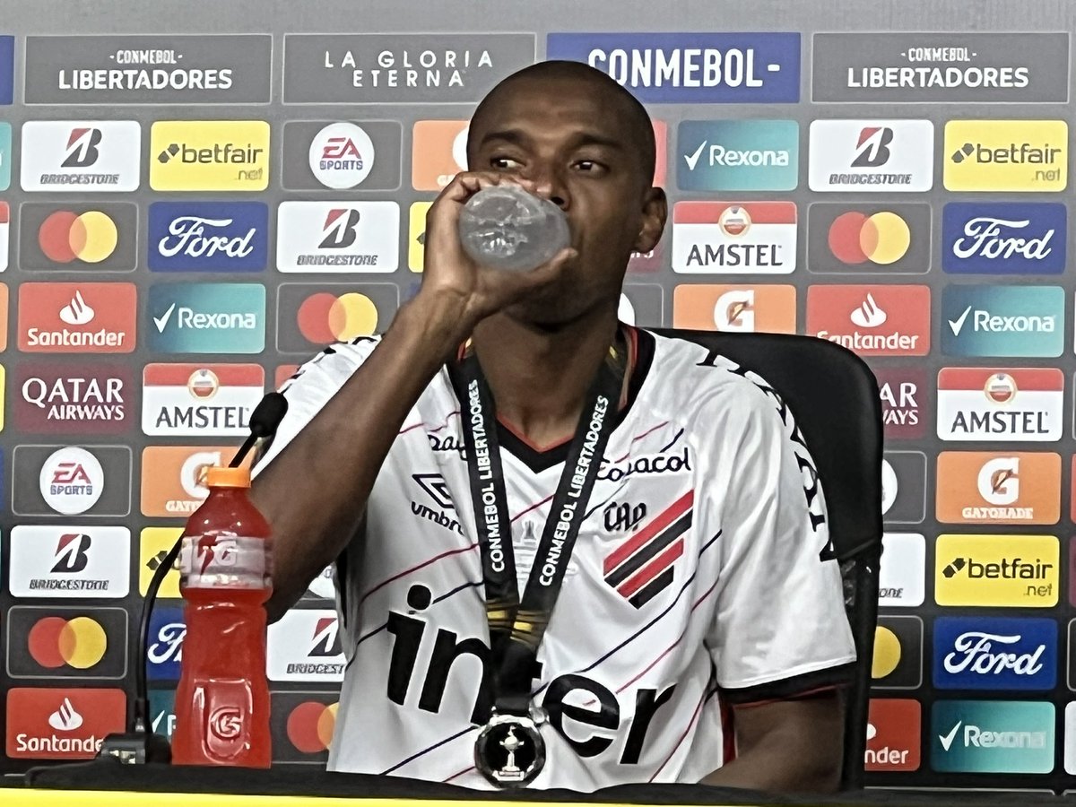 Monivilela's tweet photo. Fernandinho veio pra entrevista com a medalha. https://t.co/EQe6sVpRIP