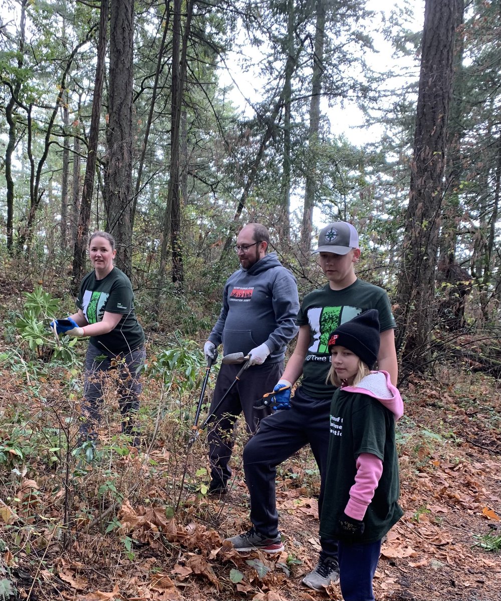 Great day removing invasive plants and replacing with indigenous species to help our natural environment thrive here in ⁦@CityOfVictoria⁩. Thanks to the tremendous ⁦@TD_Canada⁩ team for volunteering your time #familytime #westcoastbestcoast