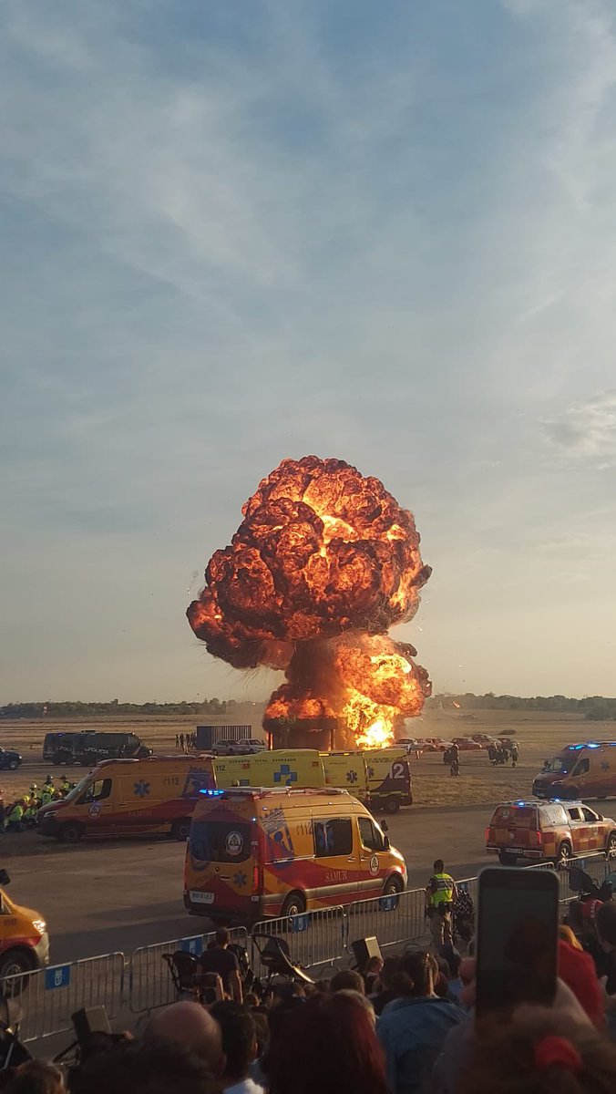 IDanaRox's tweet photo. Simulacro de emergencias en el aeródromo de Cuatro vientos, tras 5 años de ausencia. Participan servicios de emergencias de España, así como de otros países. https://t.co/z7teX1WjjM