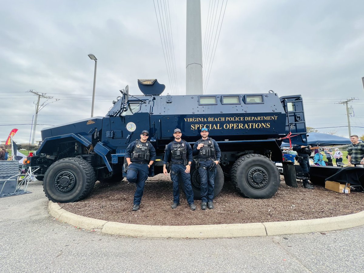 MFox_VBPD's tweet photo. Great night with the community at Landstown Shopping center’s Trunk and Treat!  VBPD are real super heroes! https://t.co/geJAug4nCw