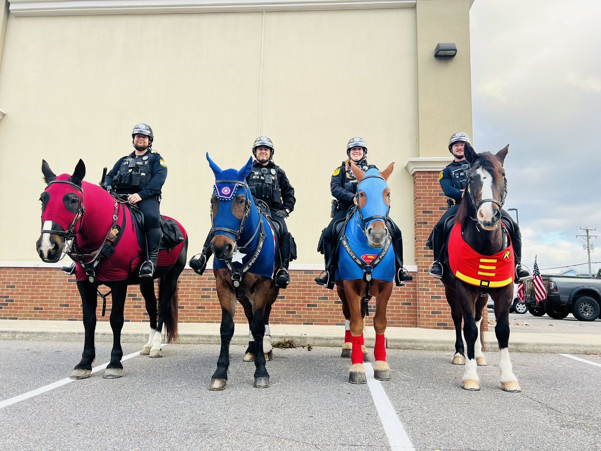 MFox_VBPD's tweet photo. Great night with the community at Landstown Shopping center’s Trunk and Treat!  VBPD are real super heroes! https://t.co/geJAug4nCw