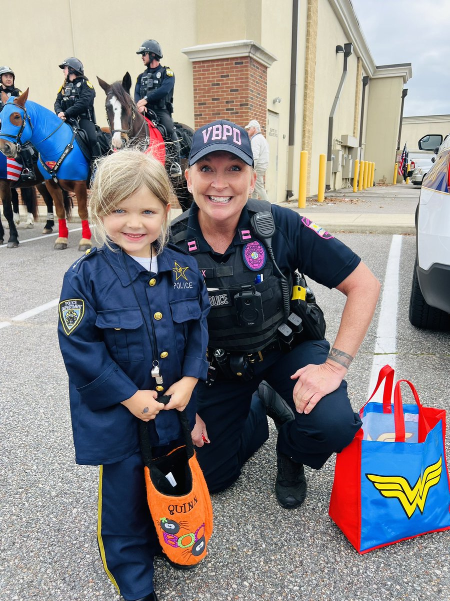 MFox_VBPD's tweet photo. Great night with the community at Landstown Shopping center’s Trunk and Treat!  VBPD are real super heroes! https://t.co/geJAug4nCw