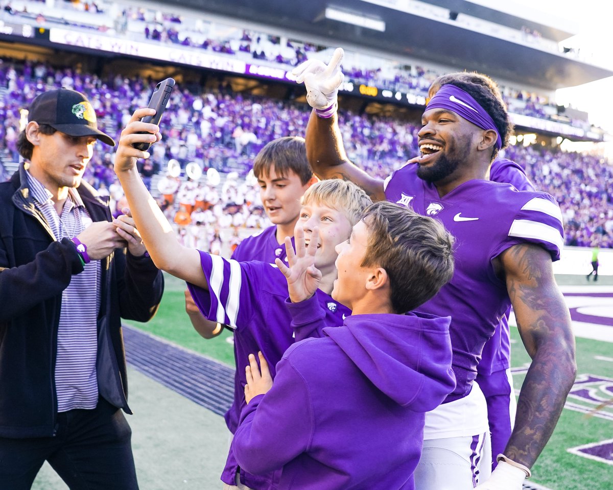 KStateFB's tweet photo. All love 💜 https://t.co/sDvsSSGZ1N