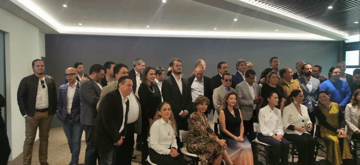 riva_leo's tweet photo. #Lacomida de @Claudiashein y un grupo de empresarios poblanos, en el centro mexicano libanés. @Efekto10 https://t.co/EuepB7eYqJ