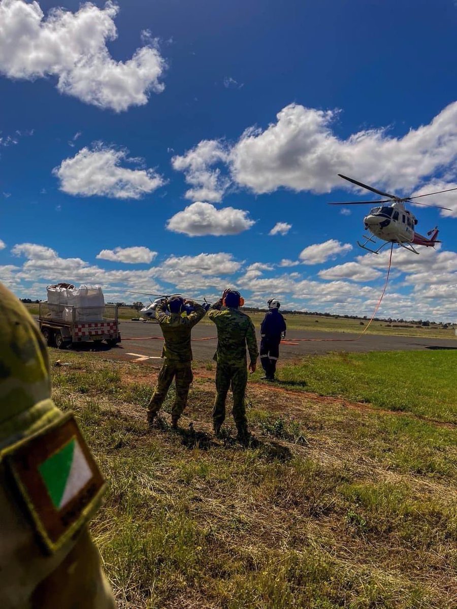 COMD7BDE's tweet image. 7 Bde contributing to Army in the Community. 2/14th LHR provided personnel to support towns in NSW impacted by flooding as part of OP FLOOD ASSIST and unit displays at of Gold Coast 500