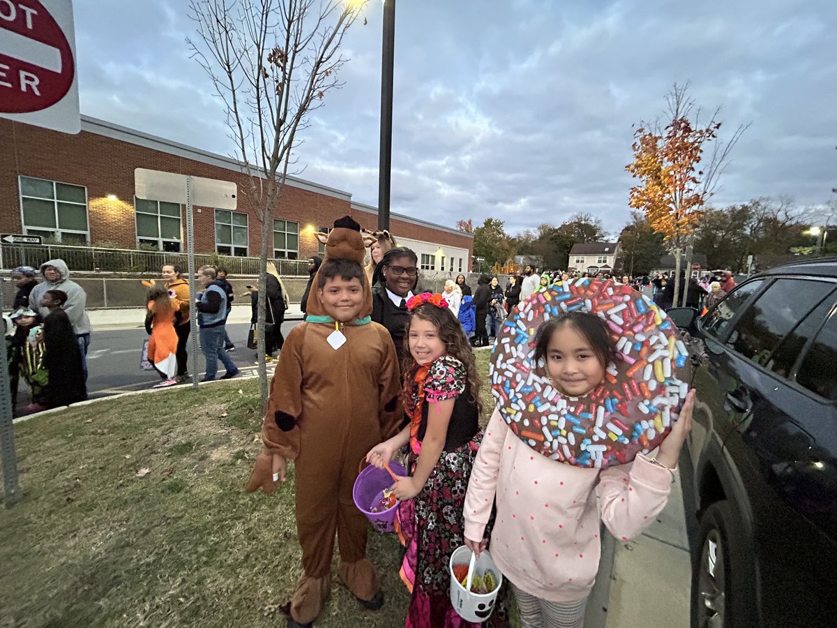m_taylor419's tweet photo. RHLEE trunk or treat 🎃🍫
@AACountySchools 
@RHLeeESAACPS 
#AACPSawesome https://t.co/ngj6geFj9x