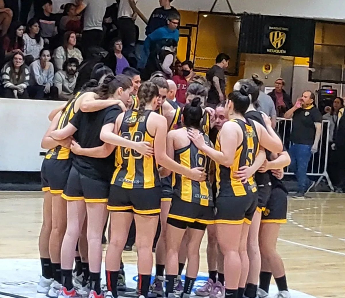 mageferranqn's tweet photo. Hoy acompañé a #LasDecanas⛹🏽♀️, el equipo de básquet femenino del #ClubPacífico en su debut en la Liga Nacional.
Ellas están haciendo historia, son el primer equipo de la Patagonia en competir en la máxima categoría.
¡Vamos chicas, esto es solo el comienzo! 💪🏼🏀
#OrgulloNeuquino https://t.co/8SPN3nB8Ue