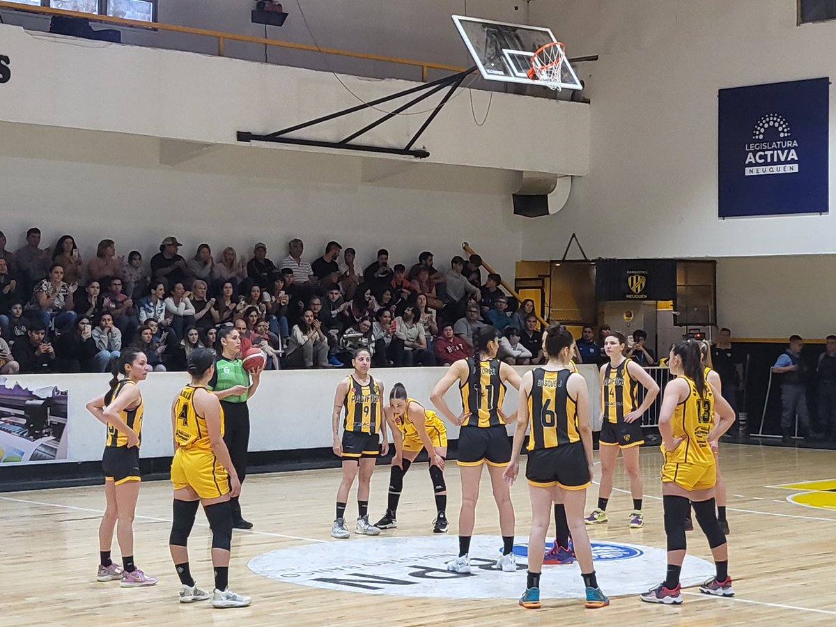 mageferranqn's tweet photo. Hoy acompañé a #LasDecanas⛹🏽♀️, el equipo de básquet femenino del #ClubPacífico en su debut en la Liga Nacional.
Ellas están haciendo historia, son el primer equipo de la Patagonia en competir en la máxima categoría.
¡Vamos chicas, esto es solo el comienzo! 💪🏼🏀
#OrgulloNeuquino https://t.co/8SPN3nB8Ue