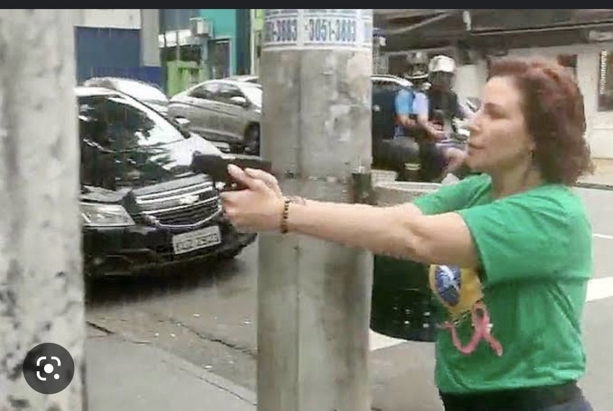 reinaldoazevedo's tweet photo. Carla Zambelli como militante do Femen, grupo feminista, e Carla Zambelli como extremista bolsonarista. https://t.co/7B7dG1nUOd