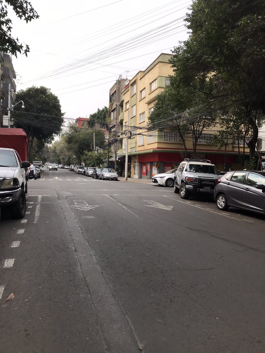 dmaverde's tweet photo. Una persona con poca educación civil, parado en el cruce peatonal. 
Por favor, hagan algo al respecto 
Nazas esquina Tigris, en la Cuauhtémoc. https://t.co/qTxFibmoFJ