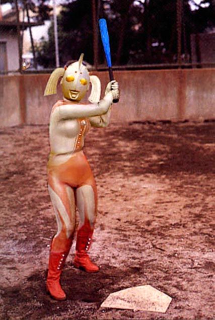 1976giants2014's tweet photo. ウルトラマンタロウに登場したウルトラの母の着ぐるみだよね
ウルトラの母は、左打者なんだよ https://t.co/fMbcXokBgA