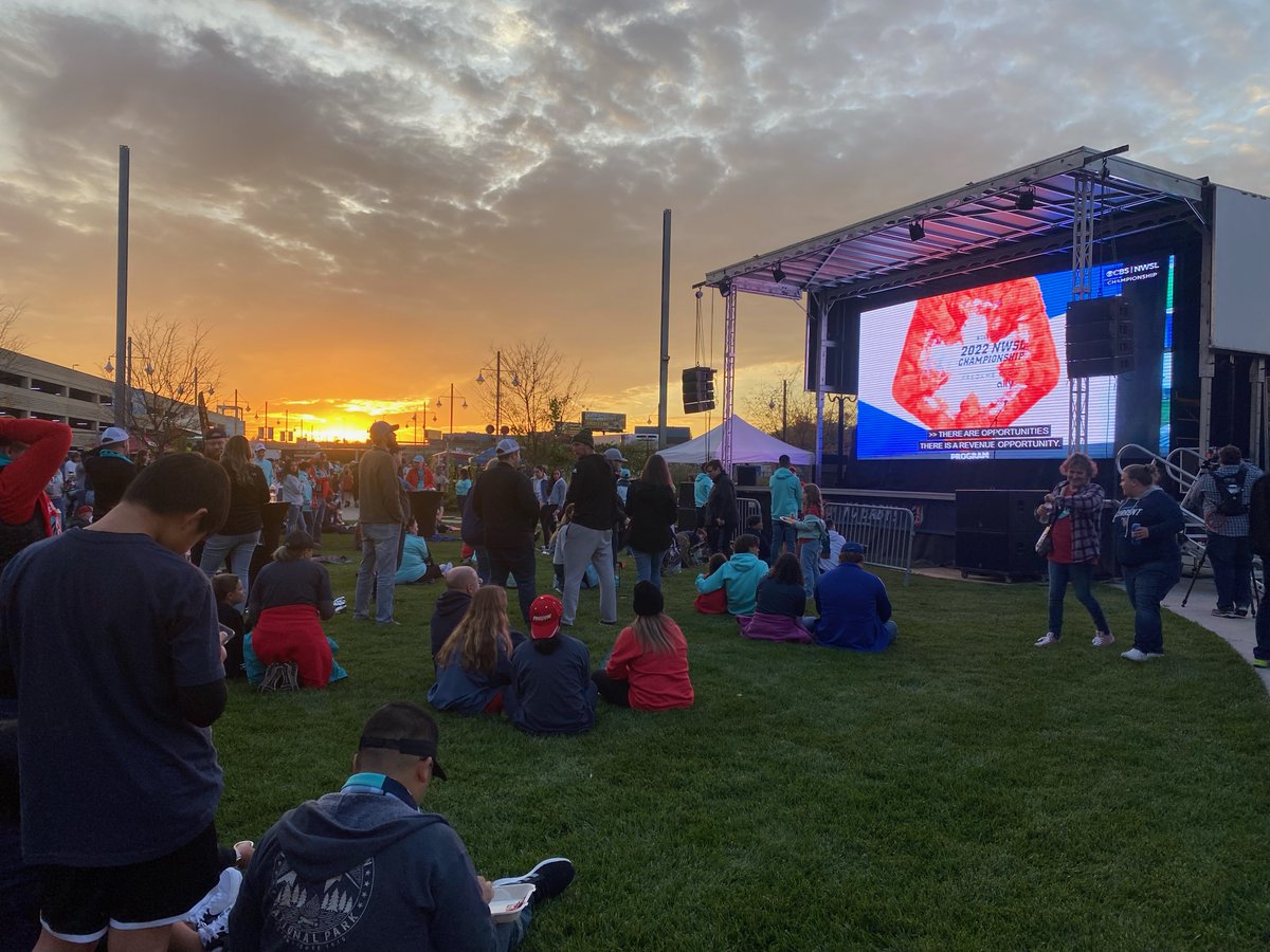 KSHB41's tweet photo. In just about 30 minutes, @thekccurrent kick off against @ThornsFC! @ldelasbourtv is at Union Station for the club's watch party #TealRising https://t.co/LVxNOTkGZW
