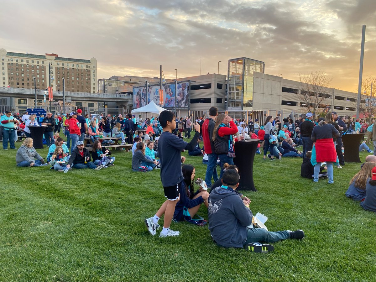 KSHB41's tweet photo. In just about 30 minutes, @thekccurrent kick off against @ThornsFC! @ldelasbourtv is at Union Station for the club's watch party #TealRising https://t.co/LVxNOTkGZW